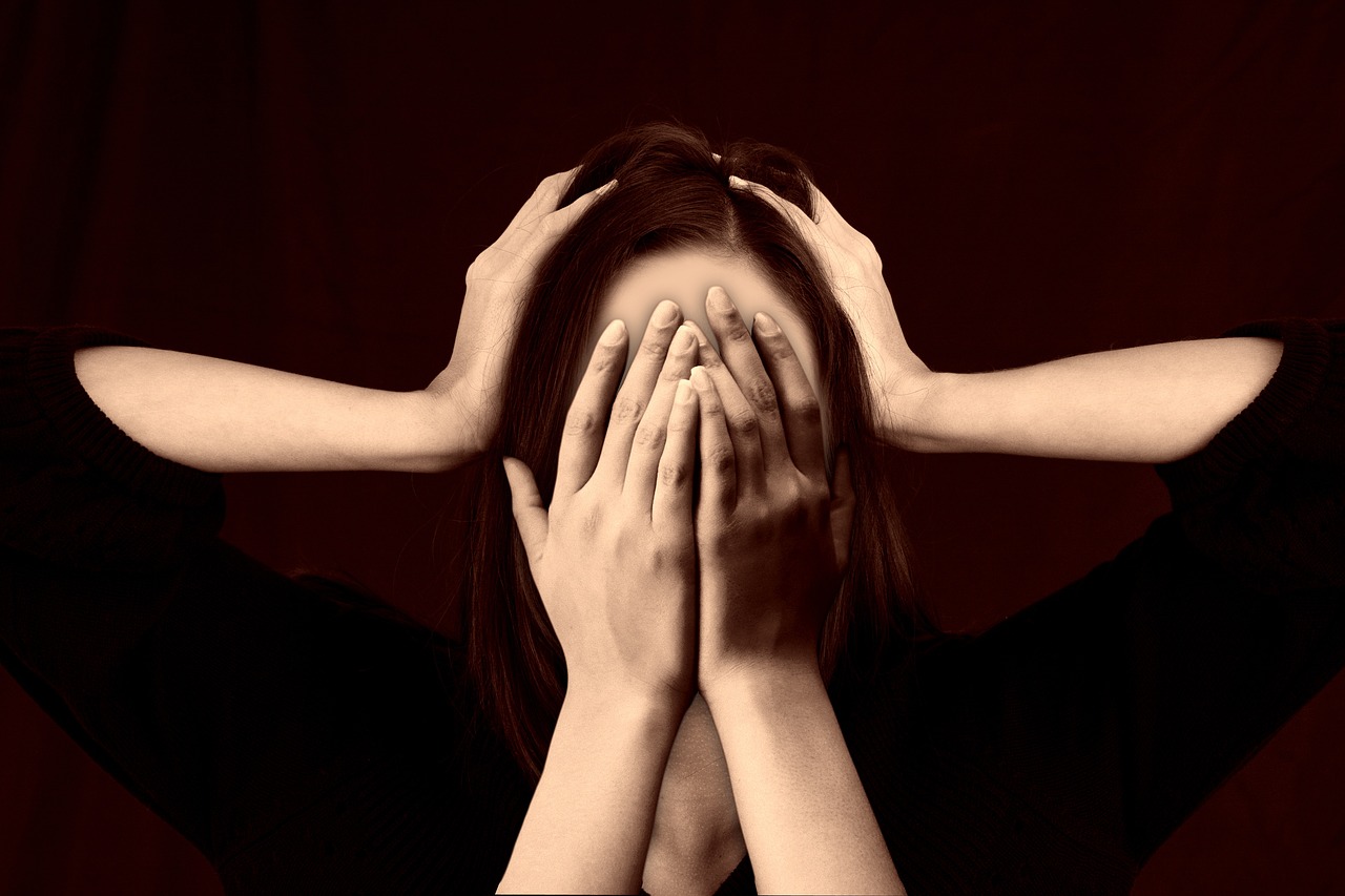 This image has an empty alt attribute; its file name is woman-2696408_1280.jpg
